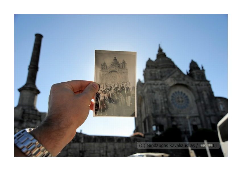 Viena do Castelo. Portugalija. Santa Maria Maior bažnyčia ir pozityvo-negatyvo būdu turistų padaryta ir rankose džiovinama fotografija. 2010