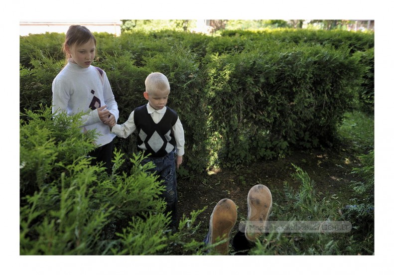Iš serijos "Ne(pa)matytas gyvenimas. Prie "aklųjų"". P.Daunio ugdymo centro mokiniai labirinte 2012