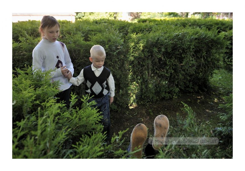Iš serijos "Ne(pa)matytas gyvenimas. Prie "aklųjų"". P.Daunio ugdymo centro mokiniai labirinte 2012