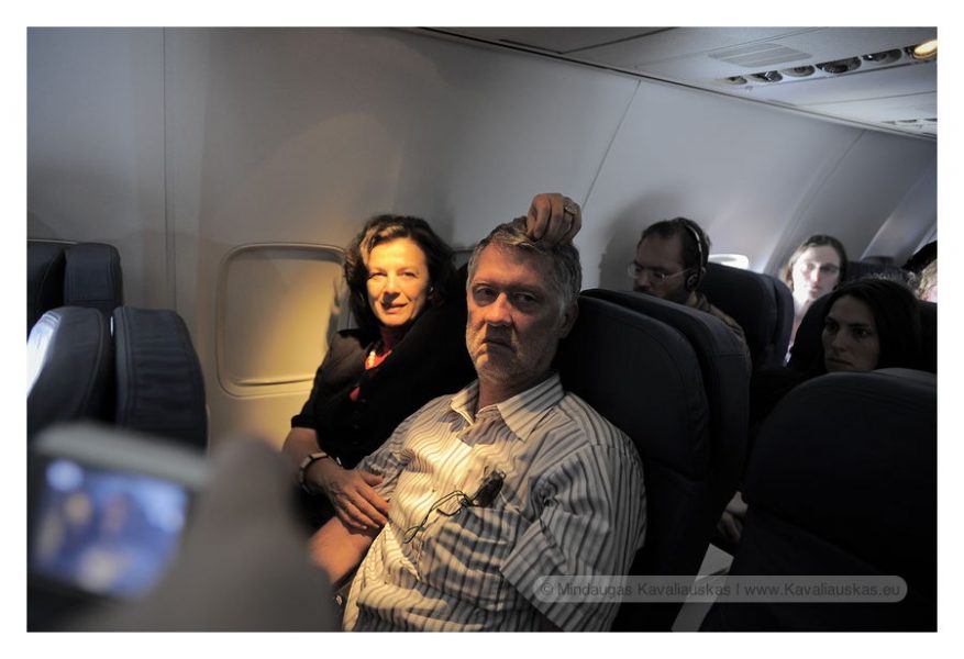 Vokiečiai Günther ir Doris skrenda iš Frankfurto į Niujorką aplankyti draugų. 2009