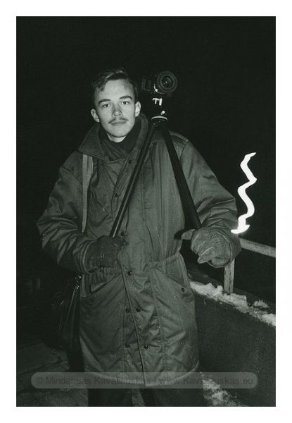 Gintaras Česonis naktinio fotografavimo metu. 1992 11